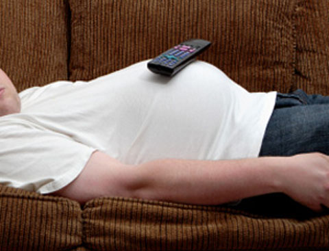 huevon man sleeps on couch with remote on his belly huevon man sleeps on couch with remote on his belly