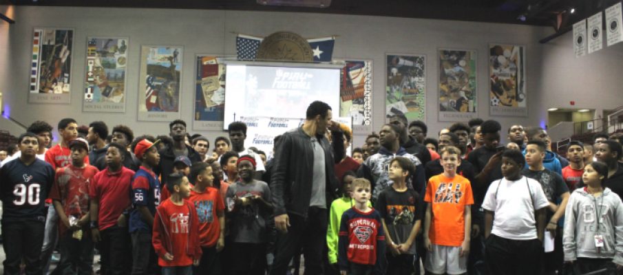 For Super Bowl LI in Houston the NFL hosts Play Football Family Festival - #LetsPlayFootball #NosUne #ad